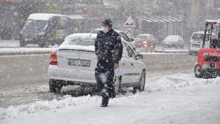 والي إسطنبول يحذر من اشتداد العاصفة الثلجية في المدينة