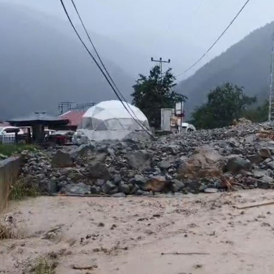 سيول وانهيار أرضي في منطقة أوزونغول السياحية بولاية طرابزون التركية
