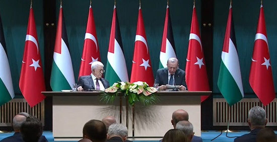 إردوغان مع عبّاس: سنواصل الدفاع عن القضية الفلسطينية.. وهدف نتنياهو إسقاط فلسطين من أجندة الإنسانية