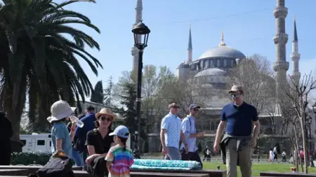تدفق هائل للسياح الأجانب على مدينة إسطنبول  تدفق هائل للسياح الأجانب على مدينة إسطنبول