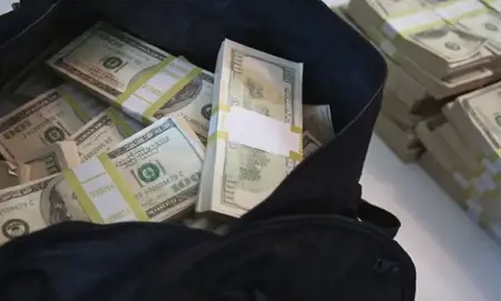 عجوز تركية تعثر على حقيبتها المليئة بالذهب والنقود في سلة مهملات.. ما القصة؟ عجوز تركية تعثر على حقيبتها المليئة بالذهب والنقود في سلة مهملات.. ما القصة؟