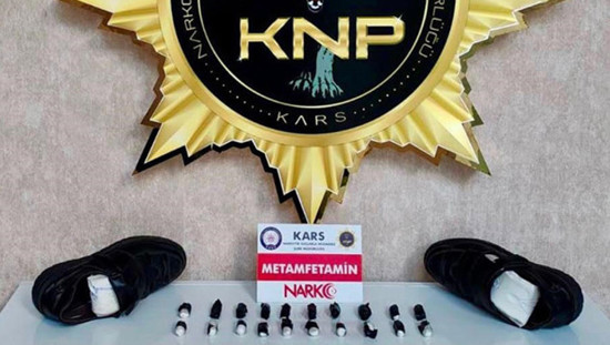 ضبط ميثامفيتامين مخبأ في نعل حذاء داخل حافلة بولاية كارص