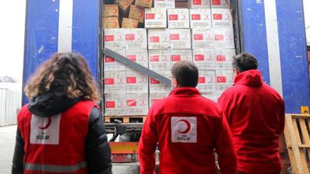 الهلال الأحمر التركي يواصل تقديم مساعداته للمدنيين في غزة