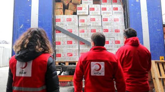 الهلال الأحمر التركي يواصل تقديم مساعداته للمدنيين في غزة