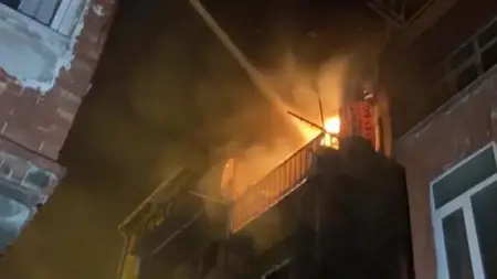 حريق مهول يلتهم مبنى بمنطقة الفاتح باسطنبول حريق مهول يلتهم مبنى بمنطقة الفاتح باسطنبول