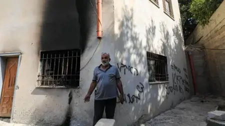 مستوطنون يحاولون إحراق مسجد في بلدة بزاريا بالضفة وجيش الاحتلال يطلق الغاز داخل مسجد أثناء الصلاة