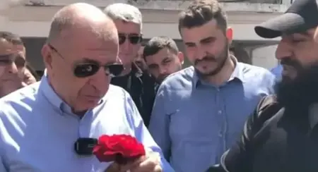 شاب سوري يحرج أوميت أوزداغ:" سيفوز أردوغان وسنذهب سويًا نحن وأنت إلى سوريا" شاب سوري يحرج أوميت أوزداغ:" سيفوز أردوغان وسنذهب سويًا نحن وأنت إلى سوريا"