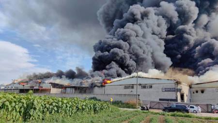 سماع دوي انفجارات في بورصة عقب اندلاع حريق مهول في مصنع غزل انقل إلى 4 مصانع مجاورة