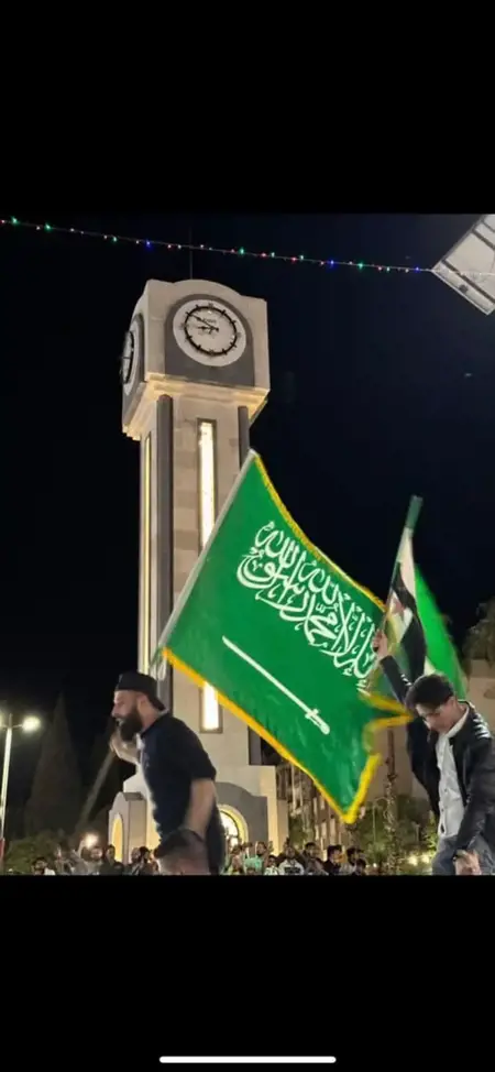 رفع علم السعودية في مدينة حمص السورية رفع علم السعودية في مدينة حمص السورية