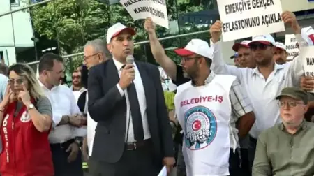 وقفة احتجاجية للعمال أمام بلدية أفجيلار لتحسين الأجور وقفة احتجاجية للعمال أمام بلدية أفجيلار لتحسين الأجور