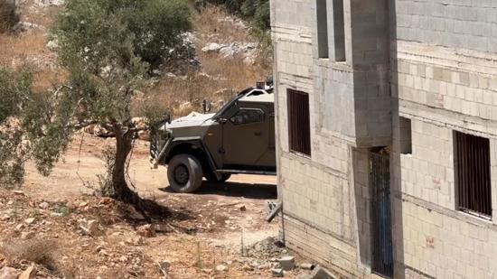 مستوطن بزيّ عسكري يعتدي على فلسطينيين في حوارة بالضفة.. وكاميرات المراقبة تفضحه