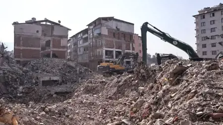 بدء إزالة الأنقاض في 52 مبنى آخر في ولاية هاتاي التركية بدء إزالة الأنقاض في 52 مبنى آخر في ولاية هاتاي التركية