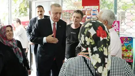 أردوغان يلتقط صورًا مبهجة مع المواطنين الأتراك في محل بقالة أردوغان يلتقط صورًا مبهجة مع المواطنين الأتراك في محل بقالة