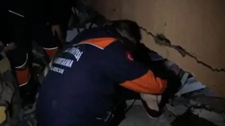 إنقاذ 4 أشخاص بينهم طفل من تحت الأنقاض في هاتاي إنقاذ 4 أشخاص بينهم طفل من تحت الأنقاض في هاتاي