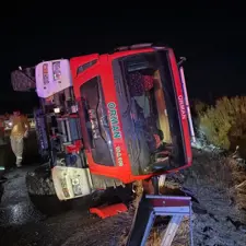 انقلاب شاحنة إطفاء عائدة من حريق موغلا على طريق سريع.. إصابة 5 عمال غابات
