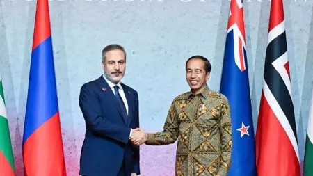 وزير الخارجية التركي يلتقي بالرئيس الإندونيسي ويدودو وزير الخارجية التركي يلتقي بالرئيس الإندونيسي ويدودو