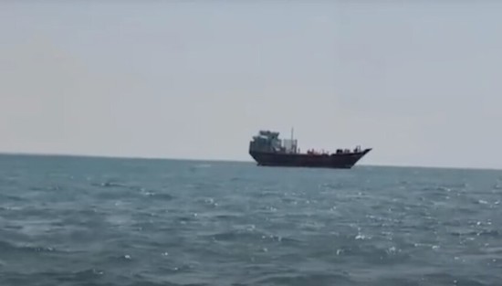 خلال شهر.. جماعة الحوثي تعلن استهداف 8 سفن سعودية ومنع عبور 48 أخرى