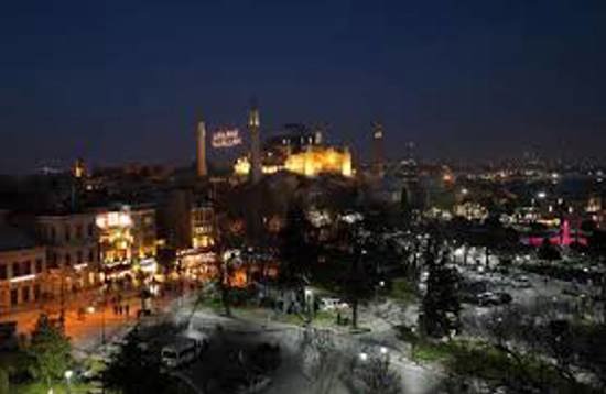 إسطنبول تحتفل بأول صلاة تراويح في رمضان