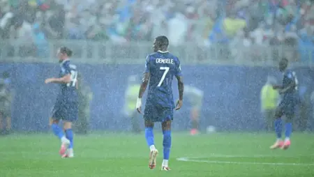 عاصفة تعيق كأس العالم.. توقف مباراة فرنسا والعراق في الشوط الثاني