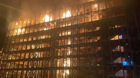 إزمير: حريق مهول يلتهم أحد المجمعات السكنية بالكامل إزمير: حريق مهول يلتهم أحد المجمعات السكنية بالكامل