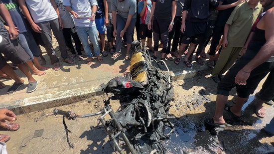 استهدف دراجةً نارية.. استشهاد فلسطينيّ بقصفٍ إسرائيليّ جديد في غزة
