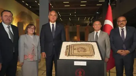 اللوحة الفسيفسائية الثالثة عشرة من "زيوغما" تعود إلى موطنها في غازي عنتاب بعد استرجاعها من الولايات المتحدة