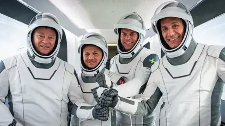 رائد الفضاء التركي غزر أوجي يوجه رسالة من داخل كبسولة "دراغون" رائد الفضاء التركي غزر أوجي يوجه رسالة من داخل كبسولة "دراغون"