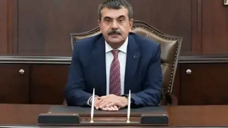 وزير التعليم التركي يحذر من خطر السوشيال على الأطفال 