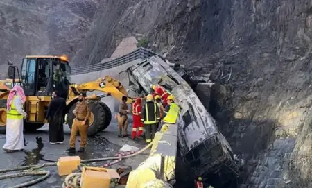 السعودية: مصرع 20 معتمرًا وإصابة 29 آخرين جراء حادث مروع السعودية: مصرع 20 معتمرًا وإصابة 29 آخرين جراء حادث مروع