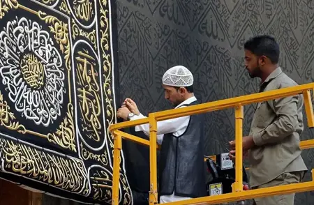 "يحدث الآن".. تغيير كسوة الكعبة المشرفة "يحدث الآن".. تغيير كسوة الكعبة المشرفة