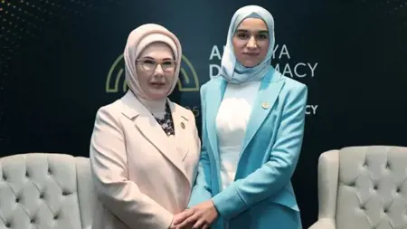 أمينة أردوغان تلتقي بزوجة الرئيس السوري لطيفة الدروبي أمينة أردوغان تلتقي بزوجة الرئيس السوري لطيفة الدروبي