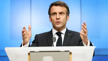 مكالمة هاتفية تجمع بين الأمير سلمان والرئيس الفرنسي مكالمة هاتفية تجمع بين الأمير سلمان والرئيس الفرنسي