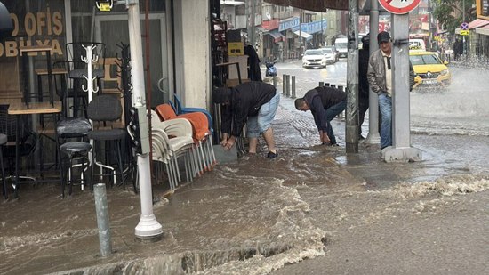 سيول وفيضانات نتيجة هطول أمطار غزيرة في إزمير اليوم سيول وفيضانات نتيجة هطول أمطار غزيرة في إزمير اليوم