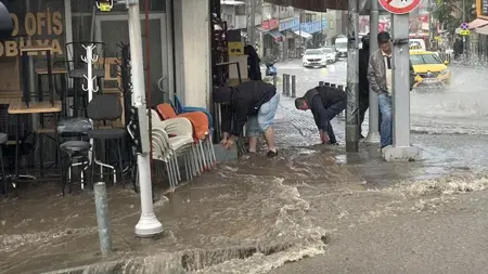 سيول وفيضانات نتيجة هطول أمطار غزيرة في إزمير اليوم سيول وفيضانات نتيجة هطول أمطار غزيرة في إزمير اليوم