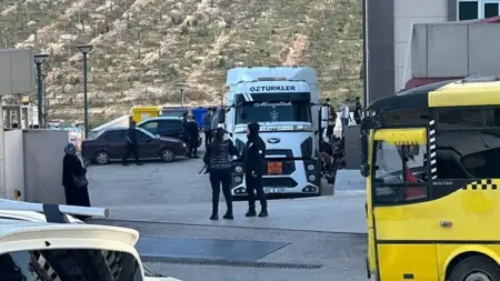 بينهم موتى وفاقدين للوعي.. العثور على 52 مهاجرًا غير نظامي داخل شاحنة وقود في تركيا بينهم موتى وفاقدين للوعي.. العثور على 52 مهاجرًا غير نظامي داخل شاحنة وقود في تركيا