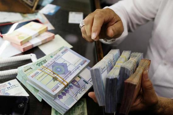 الليرة اللبنانية تواصل انهيارها وتصل إلى 55.5 ألف ليرة مقابل الدولار