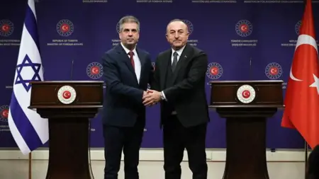 وزير الخارجية التركي يجري مكالمة هاتفية مع نظيره الإسرائيلي وزير الخارجية التركي يجري مكالمة هاتفية مع نظيره الإسرائيلي