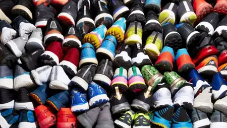 شر البلية ما يضحك ..لصوص سرقوا 200 حذاء فاخر ثم اكتشفوا أنها كلها "فردة يمين"