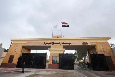 هل فرضت مصر رسوم إضافية من المسافرين عبر معبر رفح؟ جهات رسمية ترد هل فرضت مصر رسوم إضافية من المسافرين عبر معبر رفح؟ جهات رسمية ترد