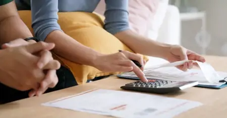 دراسة: الضائقة المالية المستمرة تسرّع شيخوخة الدماغ وتزيد ضموره
