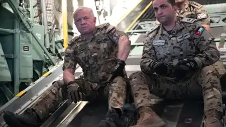 العاهل الأردني يشارك في عملية إنزال المساعدات الإنسانية إلى قطاع غزة المحاصر العاهل الأردني يشارك في عملية إنزال المساعدات الإنسانية إلى قطاع غزة المحاصر