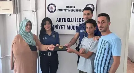 فتى سوري يعثر على سوار بقيمة ربع مليون ليرة تركية في ولاية ماردين.. ماذا فعل به؟ فتى سوري يعثر على سوار بقيمة ربع مليون ليرة تركية في ولاية ماردين.. ماذا فعل به؟