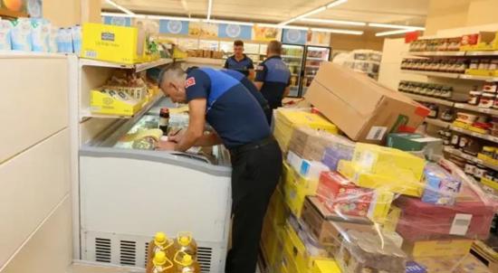 مخالفة غذائية خطيرة تؤدي لإغلاق سوق بتركيا