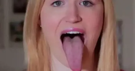 تلمس به عينها وتلعق أنفها.. فتاة أمريكية تسعى لدخول موسوعة غينيس" بلسانها الطويل" تلمس به عينها وتلعق أنفها.. فتاة أمريكية تسعى لدخول موسوعة غينيس" بلسانها الطويل"