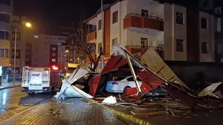 تطاير أسطح بعض الأبنية في  ولاية بيتليس بسبب العاصفة القوية  تطاير أسطح بعض الأبنية في  ولاية بيتليس بسبب العاصفة القوية