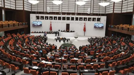 البرلمان التركي يقر «حزمة الإصلاح القضائي الـ12»: تخفيف عقوبات ضحايا استغلال الحسابات البنكية وإصلاحات بالمزادات والتوثيق