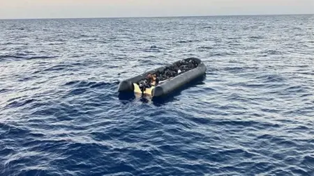 تركيا.. إنقاذ 30 مهاجرًا غير شرعي بينهم 10 أطفال قبالة سواحل إزمير تركيا.. إنقاذ 30 مهاجرًا غير شرعي بينهم 10 أطفال قبالة سواحل إزمير