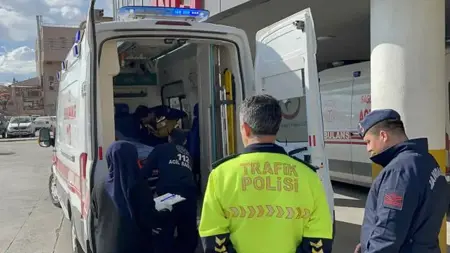 عائلة ناجية من الزلازل تتعرض لحادث مروع على الطريق بين كهرمان مرعش وطرابزون عائلة ناجية من الزلازل تتعرض لحادث مروع على الطريق بين كهرمان مرعش وطرابزون