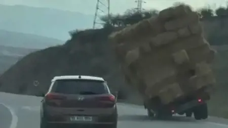 انقلاب سيارة محملة بحزم قش على طريق سريع في باليكسير انقلاب سيارة محملة بحزم قش على طريق سريع في باليكسير