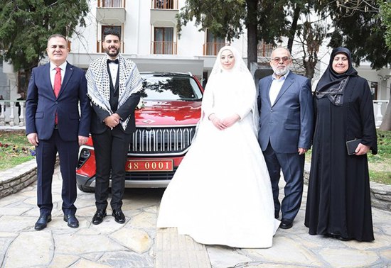والي موغلا يحتفل بزفاف فلسطيني وتركية